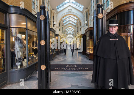 Ein caped Portier an der Burlington Arcade in Central London Stockfoto