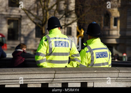 Metropolitan Police Officers am Trafalgar Square, London, überwachen die Öffentlichkeit Stockfoto