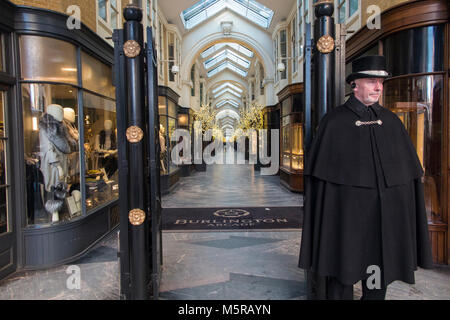 Ein caped Portier an der Burlington Arcade in Central London Stockfoto