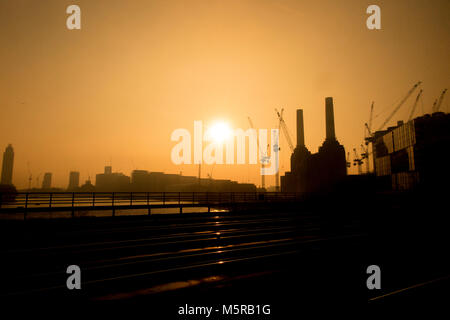 Sonnenaufgang über Battersea Power Station Stockfoto