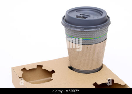 Recyclingpapier Zellstoff Träger für Kaffee Tasse auf weißem Hintergrund Stockfoto