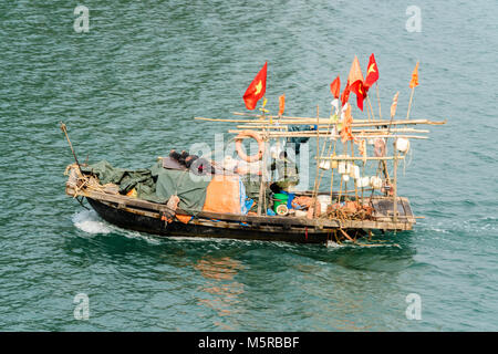 Traditionelles Fischerboot auf Halong Bay, Vietnam Stockfoto