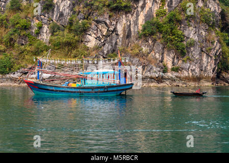 Traditionelle squid Fischerboot mit hellen Lichtern an der Cua Van schwimmenden Dorf, Halong Bay, Vietnam Stockfoto