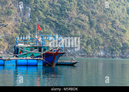 Traditionelle squid Fischerboot mit hellen Lichtern an der Cua Van schwimmenden Dorf, Halong Bay, Vietnam Stockfoto