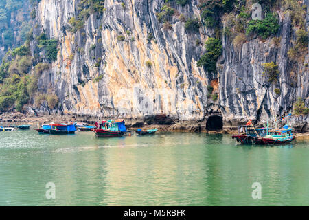 Traditionelles Fischerboot auf Halong Bay, Vietnam Stockfoto