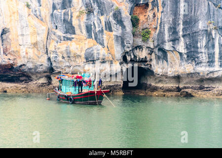 Traditionelles Fischerboot auf Halong Bay, Vietnam Stockfoto