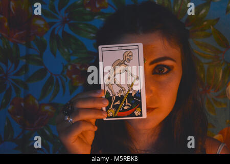 Death Card vor dem Gesicht der Frau Tarot Stockfoto