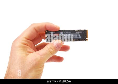 Platine einer SSD auf der Hand gehalten Stockfoto