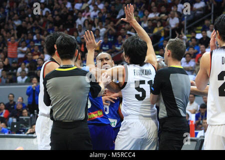 Pasay C ity, Philippinen. 25 Feb, 2018. Die Philippinen überlebte eine Sammlung des vierten Viertels durch Japan, um sie zu besiegen und die Kerbe ein 3-1 Gewinn - Verlust Schiefer in der laufenden FIBA 2019 Wm Turnier. Andre Blatched führte die Philippinen mit 18 Punkten und 16 Rebounds. Japan auf der anderen Seite wurde von Makoto Hiejima, der 23 Punkte in einer Schlussen Bemühung gegossen geschritten. Credit: Dennis Jerome Acosta/Pacific Press/Alamy leben Nachrichten Stockfoto