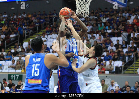 Pasay C ity, Philippinen. 25 Feb, 2018. Die Philippinen überlebte eine Sammlung des vierten Viertels durch Japan, um sie zu besiegen und die Kerbe ein 3-1 Gewinn - Verlust Schiefer in der laufenden FIBA 2019 Wm Turnier. Andre Blatched führte die Philippinen mit 18 Punkten und 16 Rebounds. Japan auf der anderen Seite wurde von Makoto Hiejima, der 23 Punkte in einer Schlussen Bemühung gegossen geschritten. Credit: Dennis Jerome Acosta/Pacific Press/Alamy leben Nachrichten Stockfoto