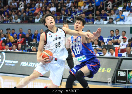 Pasay C ity, Philippinen. 25 Feb, 2018. Die Philippinen überlebte eine Sammlung des vierten Viertels durch Japan, um sie zu besiegen und die Kerbe ein 3-1 Gewinn - Verlust Schiefer in der laufenden FIBA 2019 Wm Turnier. Andre Blatched führte die Philippinen mit 18 Punkten und 16 Rebounds. Japan auf der anderen Seite wurde von Makoto Hiejima, der 23 Punkte in einer Schlussen Bemühung gegossen geschritten. Credit: Dennis Jerome Acosta/Pacific Press/Alamy leben Nachrichten Stockfoto