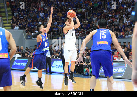 Pasay C ity, Philippinen. 25 Feb, 2018. Die Philippinen überlebte eine Sammlung des vierten Viertels durch Japan, um sie zu besiegen und die Kerbe ein 3-1 Gewinn - Verlust Schiefer in der laufenden FIBA 2019 Wm Turnier. Andre Blatched führte die Philippinen mit 18 Punkten und 16 Rebounds. Japan auf der anderen Seite wurde von Makoto Hiejima, der 23 Punkte in einer Schlussen Bemühung gegossen geschritten. Credit: Dennis Jerome Acosta/Pacific Press/Alamy leben Nachrichten Stockfoto
