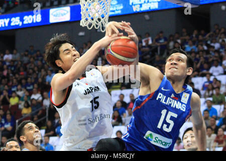 Pasay C ity, Philippinen. 25 Feb, 2018. Die Philippinen überlebte eine Sammlung des vierten Viertels durch Japan, um sie zu besiegen und die Kerbe ein 3-1 Gewinn - Verlust Schiefer in der laufenden FIBA 2019 Wm Turnier. Andre Blatched führte die Philippinen mit 18 Punkten und 16 Rebounds. Japan auf der anderen Seite wurde von Makoto Hiejima, der 23 Punkte in einer Schlussen Bemühung gegossen geschritten. Credit: Dennis Jerome Acosta/Pacific Press/Alamy leben Nachrichten Stockfoto