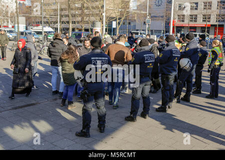 Mannheim, Deutschland. 25 Feb, 2018. Riot Polizisten stehen vor der türkischen Demonstranten, sie trennt von der kurdischen Demonstranten. Türkische und Kurdische Demonstranten gegenüber jeder anderen an den Protesten in der Innenstadt von Mannheim. Die türkische Demonstranten unterstützt die Angriffe der türkischen Armee auf der syrischen Stadt Afrin, die beherrscht wird von der kurdischen Bevölkerung Schutz (YPG). Die kurdischen gegen Demonstranten rief der türkische Staat Terroristen für den Angriff. Quelle: Michael Debets/Pacific Press/Alamy leben Nachrichten Stockfoto