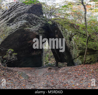 Rock Eingang auf dem Wanderweg in Dismals Canyon. Stockfoto