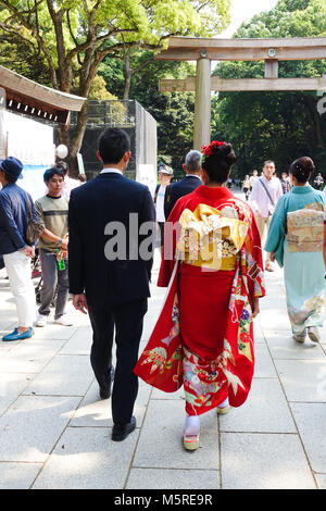 Ein paar traditionelle Kleidung tragen im Yoyogi Park. Stockfoto