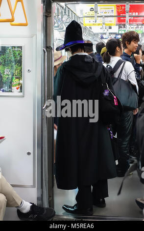 Mann im Assistenten Kostüm, der Tokio Metro Stockfoto