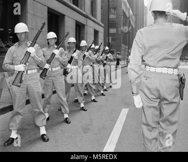 Die US-Armee 3. Abteilung der 5. Armee bereitet sich auf Feuer ein Gruß an ihren Krieg tot vor Chicago City Hall am LaSalle Street in der Innenstadt von Chicago im Jahr 1957. Stockfoto