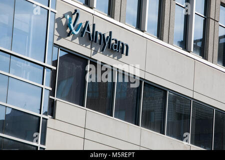 Ein logo Zeichen außerhalb des Hauptquartiers von Alnylam Pharmaceuticals in Cambridge, Massachusetts am 21. Februar 2018. Stockfoto