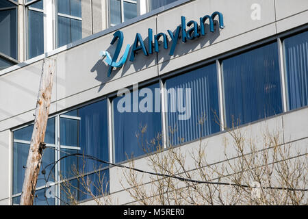 Ein logo Zeichen außerhalb des Hauptquartiers von Alnylam Pharmaceuticals in Cambridge, Massachusetts am 21. Februar 2018. Stockfoto