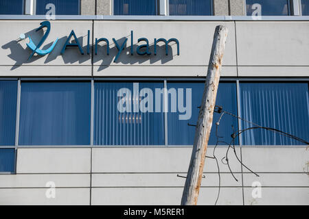 Ein logo Zeichen außerhalb des Hauptquartiers von Alnylam Pharmaceuticals in Cambridge, Massachusetts am 21. Februar 2018. Stockfoto