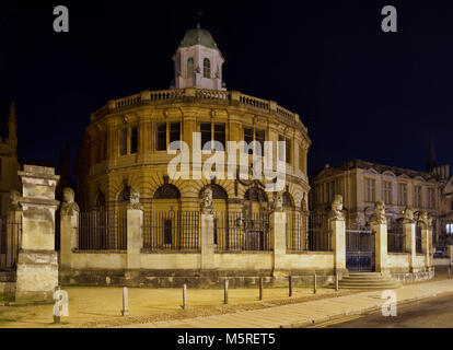 Sheldonian Theatre aus breiten Straße bei Nacht. Oxford, Oxfordshire, England Stockfoto