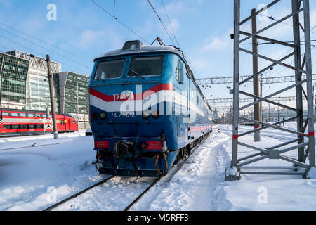 Elektrische Lokomotiven auf Kievskaya Bahnhof in Moskau, Russland Stockfoto