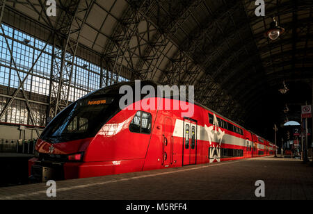 Doppelstöckige Aeroexpress-zug Kievskiy bietet komfortable Verbindung zwischen Bahnhof und Flughafen Vnukovo in Moskau, Russland Stockfoto