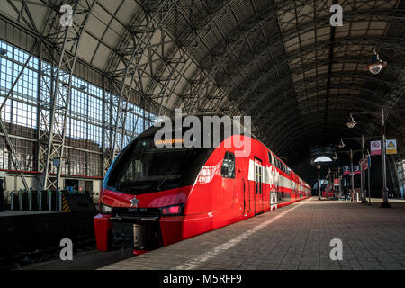 Doppelstöckige Aeroexpress-zug Kievskiy bietet komfortable Verbindung zwischen Bahnhof und Flughafen Vnukovo in Moskau, Russland Stockfoto