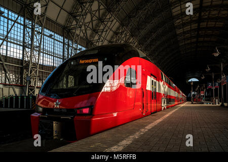 Doppelstöckige Aeroexpress-zug Kievskiy bietet komfortable Verbindung zwischen Bahnhof und Flughafen Vnukovo in Moskau, Russland Stockfoto