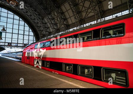 Doppelstöckige Aeroexpress-zug Kievskiy bietet komfortable Verbindung zwischen Bahnhof und Flughafen Vnukovo in Moskau, Russland Stockfoto