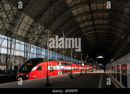 Doppelstöckige Aeroexpress-zug Kievskiy bietet komfortable Verbindung zwischen Bahnhof und Flughafen Vnukovo in Moskau, Russland Stockfoto