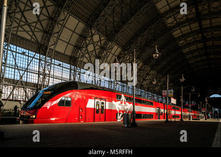 Doppelstöckige Aeroexpress-zug Kievskiy bietet komfortable Verbindung zwischen Bahnhof und Flughafen Vnukovo in Moskau, Russland Stockfoto