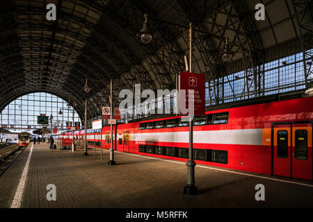 Doppelstöckige Aeroexpress-zug Kievskiy bietet komfortable Verbindung zwischen Bahnhof und Flughafen Vnukovo in Moskau, Russland Stockfoto