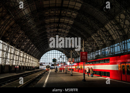 Doppelstöckige Aeroexpress-zug Kievskiy bietet komfortable Verbindung zwischen Bahnhof und Flughafen Vnukovo in Moskau, Russland Stockfoto