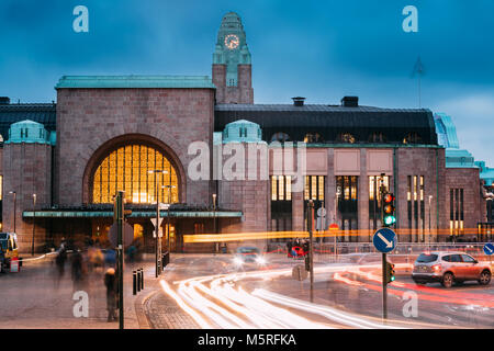 Helsinki, Finnland - 7. Dezember 2016: Nacht Verkehr in Postgatan Street in der Nähe von Helsinki Hauptbahnhof am Abend oder in der Nacht die Beleuchtung. Statio Stockfoto