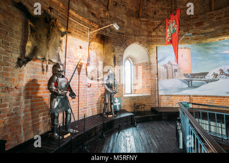 Kamyenyets, Region Brest, Belarus. Militärische Rüstung der Ritter Krieger in Museum im Turm von Kamyenyets. Stockfoto