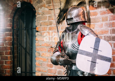 Kamyenyets, Region Brest, Belarus. Volle militärische Rüstung des Ritters Krieger des westlichen Europa des 14. Jahrhunderts im Museum im Turm von Kamyenyets. Stockfoto