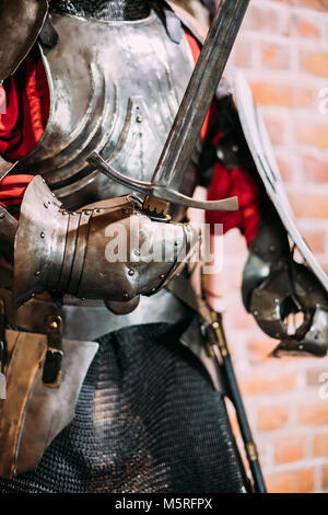 Kamyenyets, Region Brest, Belarus. Volle militärische Rüstung des Ritters Krieger des westlichen Europa des 14. Jahrhunderts im Museum im Turm von Kamyenyets. Stockfoto