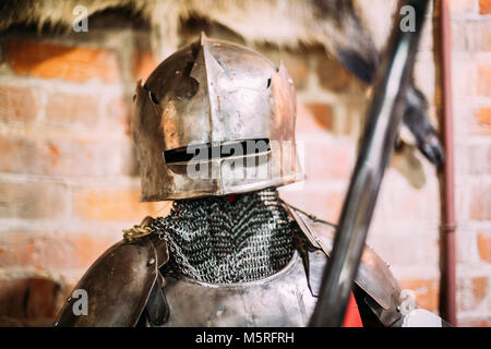 Kamyenyets, Region Brest, Belarus. Volle militärische Rüstung des Ritters Krieger des westlichen Europa des 14. Jahrhunderts im Museum im Turm von Kamyenyets. Stockfoto