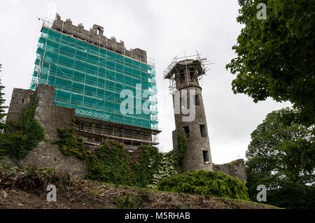 Blarney Castle bedeckt von Gerüsten während der Restaurierungsarbeiten am Blarney Castle in der Nähe von Cork im Süden Irlands. Besucher die Schritte an die Spitze der c Klettern Stockfoto