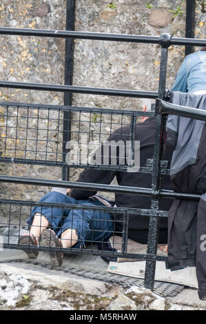Besucher Warteschlange der Blarney Stein das Blarney Castle im Süden Irlands zu küssen. Stockfoto