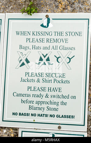 Ein beratender Hinweis für Besucher, die die Blarney Stone in Blarney Castle im Süden Irlands zu küssen. Stockfoto