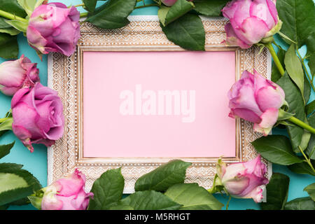 Happy Mother's Day, Tag der Frauen, Valentinstag oder Geburtstag Flach Hintergrund. Schöne hölzerne vintage Bilderrahmen, frische Rosen. Stockfoto