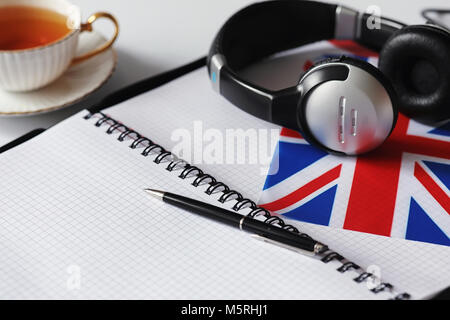 Das Erlernen von Fremdsprachen. Notepad für Einträge und eine Fahne. Lang Stockfoto