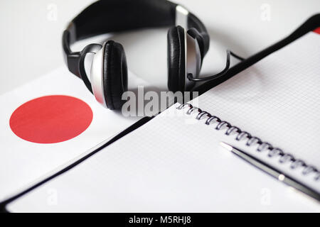 Das Erlernen von Fremdsprachen. Notepad für Einträge und eine Fahne. Lang Stockfoto