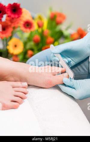 Nahaufnahme der Hände eines Nagels Techniker tragen von OP-Handschuhen Stockfoto