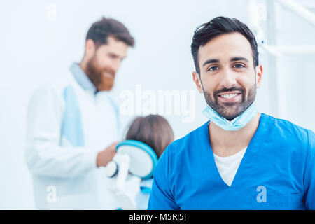 Porträt einer zuversichtlich Zahnarzt in einer modernen Zahnarztpraxis Stockfoto