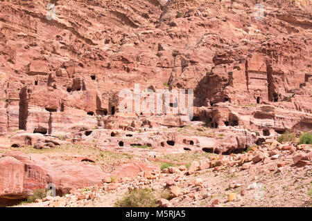Höhlenwohnungen in der Rose Stadt Petra, Jordanien. Die Stadt von Petra war für über 1000 Jahre verloren. Jetzt eins der Sieben Wunder des Wortes Stockfoto