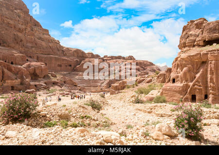 PETRA, Jordanien - April 25, 2016: Touristen besuchen die antiken Amphitheater der Petra. Tempel, Gräber, Theater und andere Gebäude sind über 400 qm verteilt Stockfoto